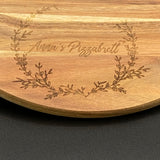 Dieses edle personalisierte Servierbrett eignet sich hervorragend als Geschenk von Vereinen, Teams oder Unternehmen für Kunden, Mitarbeitende oder Partner. FSC-zertifiziertes Akazienholz, individuelle Gravur und praktischer Griff vereinen Eleganz, Funktion und persönliche Note. Ideal zum Servieren von Pizza, Käse oder Snacks bei Feiern und Events. Ein hochwertiges, dekoratives und einzigartiges Präsent, das Persönlichkeit und Stil stilvoll vermittelt.
