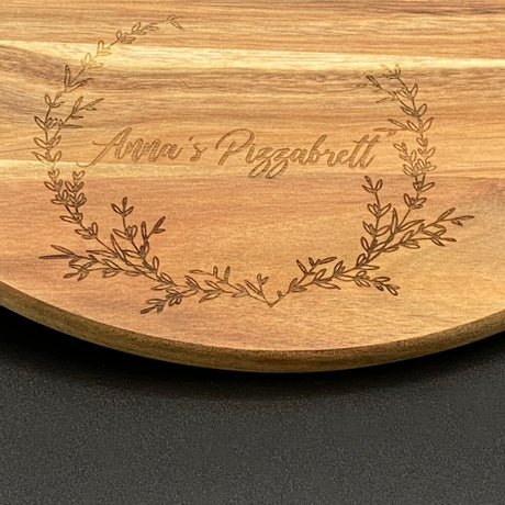 Dieses edle personalisierte Servierbrett eignet sich hervorragend als Geschenk von Vereinen, Teams oder Unternehmen für Kunden, Mitarbeitende oder Partner. FSC-zertifiziertes Akazienholz, individuelle Gravur und praktischer Griff vereinen Eleganz, Funktion und persönliche Note. Ideal zum Servieren von Pizza, Käse oder Snacks bei Feiern und Events. Ein hochwertiges, dekoratives und einzigartiges Präsent, das Persönlichkeit und Stil stilvoll vermittelt.
