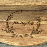 Dieses personalisierte runde Servierbrett aus FSC-zertifiziertem Akazienholz ist ein perfektes Geschenk für Familie oder Freunde. Mit individueller Gravur wie „Finger weg von [Name]’s Pizza“ wird es zu einem einzigartigen Küchenhighlight. Ideal zum Servieren von Pizza, Tapas oder Käseplatten bei gemütlichen Abenden. Das langlebige, antibakterielle Holz und der praktische Griff sorgen für Funktionalität und Stil. Ein dekoratives und praktisches Präsent für jeden Anlass.
