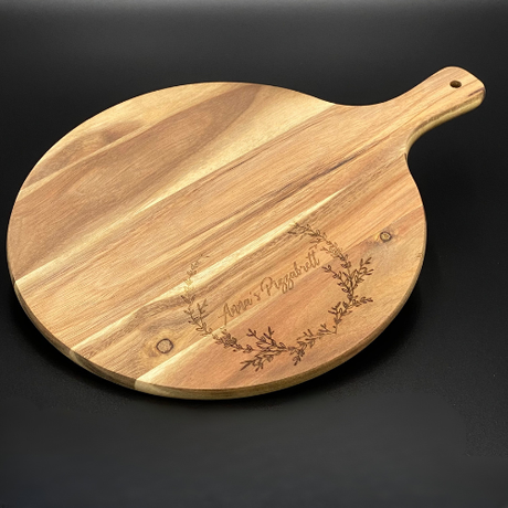 Dieses edle personalisierte Servierbrett eignet sich hervorragend als Geschenk von Vereinen, Teams oder Unternehmen für Kunden, Mitarbeitende oder Partner. FSC-zertifiziertes Akazienholz, individuelle Gravur und praktischer Griff vereinen Eleganz, Funktion und persönliche Note. Ideal zum Servieren von Pizza, Käse oder Snacks bei Feiern und Events. Ein hochwertiges, dekoratives und einzigartiges Präsent, das Persönlichkeit und Stil stilvoll vermittelt.
