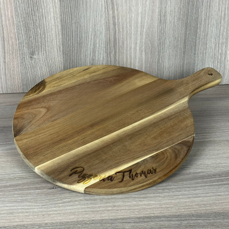 Dieses edle personalisierte Servierbrett eignet sich hervorragend als Geschenk von Vereinen, Teams oder Unternehmen für Kunden, Mitarbeitende oder Partner. FSC-zertifiziertes Akazienholz, individuelle Gravur und praktischer Griff vereinen Eleganz, Funktion und persönliche Note. Ideal zum Servieren von Pizza, Käse oder Snacks bei Feiern und Events. Ein hochwertiges, dekoratives und einzigartiges Präsent, das Persönlichkeit und Stil stilvoll vermittelt.
