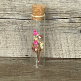 Holzblock Vase mit Reagenzglas, Gravur Herzensmensch und Blumen