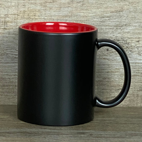 Die stilvolle Keramik-Tasse „Legendäre Altenpflegerin / Altenpfleger“ mit schwarzer Außenseite und buntem Innenbereich sorgt für Freude im Pflegealltag. Lasergravur mit humorvollem Spruch und optional personalisiertem Namen macht sie zu einem besonderen Geschenk. Fassungsvermögen 350 ml, angenehm in der Hand. Perfekt als Geschenk zu Geburtstagen, Abschlüssen oder einfach zur Wertschätzung von Pflegekräften.
