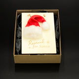 Weihnachtskarte „Reserved for Santa“ aus 4 mm Pappelholz mit dekorativer Weihnachtsmütze.  
Lustige und charmante Holzkarte, Größe ca. 16 × 11 cm, mit Band zum Aufhängen.  
Perfekt für Humor und Weihnachtsmagie – als Geschenk, Grußkarte oder festliche Deko.  
Lieferung in einer Geschenkverpackung mit Aufdruck „Ein zauberhaftes Weihnachtsfest“.  
Personalisierbar – ein einzigartiges Weihnachtspräsent für Freunde und Familie.
