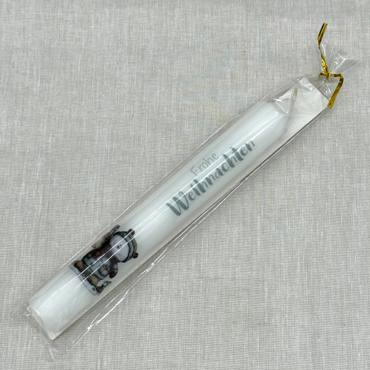 Diese elegante Stabkerze „Frohe Weihnachten“ in Weiß ist das perfekte Geschenk für Familie, Freunde oder Kollegen – ideal als kleines Mitbringsel, Adventsgruß oder Weihnachtsüberraschung. Mit festlichem Motiv wie Rentier, Schneemann oder Weihnachtswichtel sorgt sie für weihnachtliche Stimmung. Optional in Geschenkverpackung oder mit Kerzenteller erhältlich. Ein liebevolles Präsent, das Wärme und Freude verbreitet. Stilvoll, dekorativ und festlich zugleich.
