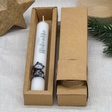 Die Stabkerze „Frohe Weihnachten“ ist ein charmantes Geschenk für Kinder, Großeltern oder Freundinnen – perfekt zum Nikolaus, Advent oder Heiligabend. Jede Kerze ist liebevoll gestaltet mit süßem Motiv und Schriftzug. Optional mit Geschenkverpackung und Kerzenteller einsetzbar. Bringt weihnachtliche Freude in jedes Zuhause. Praktisch, dekorativ und liebevoll – ein Highlight für die Festtage.
