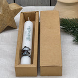 Die Stabkerze „Frohe Weihnachten“ ist ein charmantes Geschenk für Kinder, Großeltern oder Freundinnen – perfekt zum Nikolaus, Advent oder Heiligabend. Jede Kerze ist liebevoll gestaltet mit süßem Motiv und Schriftzug. Optional mit Geschenkverpackung und Kerzenteller einsetzbar. Bringt weihnachtliche Freude in jedes Zuhause. Praktisch, dekorativ und liebevoll – ein Highlight für die Festtage.
