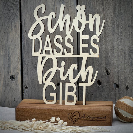 Dieser Deko-Aufsteller aus Holz ist ein liebevolles Geschenk für Lieblingsmenschen.
Der Schriftzug „Schön, dass es dich gibt“ drückt Wertschätzung und Zuneigung aus.
Gefertigt aus geöltem Nussbaumholz mit schöner Maserung.
Ideal für Geburtstage, Muttertag, Ostern oder Weihnachten.
Ein handgefertigtes Unikat voller Herz und Charme.
