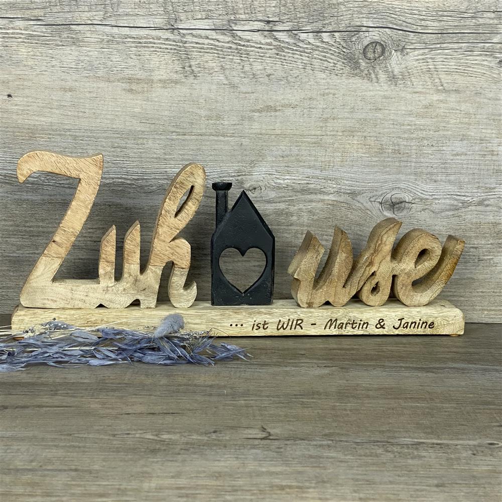 Schriftzug Zuhause aus Mangoholz mit Häuschen aus schwarzem Metall, personalisierbar
