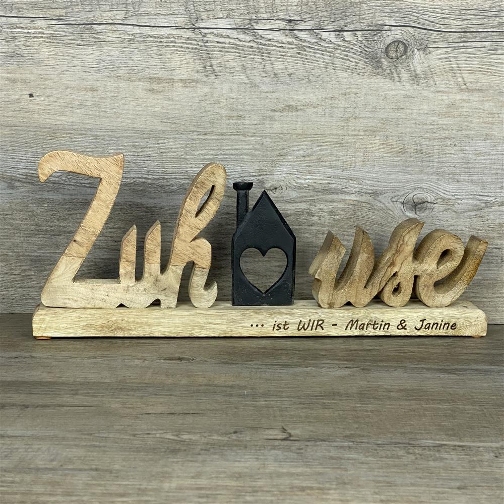 Schriftzug Zuhause aus Mangoholz mit Häuschen aus schwarzem Metall, personalisierbar