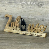 Schriftzug Zuhause aus Mangoholz mit Häuschen aus schwarzem Metall, personalisierbar