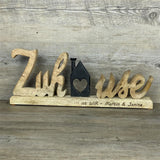 Schriftzug Zuhause aus Mangoholz mit Häuschen aus schwarzem Metall, personalisierbar