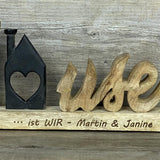 Schriftzug Zuhause aus Mangoholz mit Häuschen aus schwarzem Metall, personalisierbar