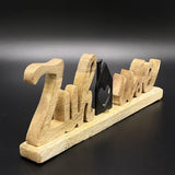 Schriftzug Zuhause aus Mangoholz mit Häuschen aus schwarzem Metall, personalisierbar