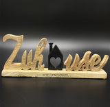 Schriftzug Zuhause aus Mangoholz mit Häuschen aus schwarzem Metall, personalisierbar