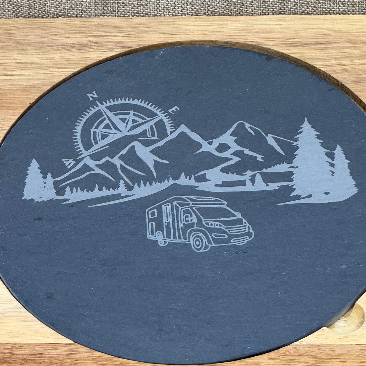 Schiefer-Servierplatte mit Messer auf Akazienholzbrett – Camping, personalisierbar