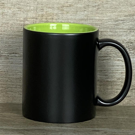 Die Keramik-Tasse „Ich bin Erzieherin“ verbindet Humor und persönliche Wertschätzung. Vorderseite mit liebevollem Lasergravurtext, Rückseite optional personalisiert mit Namen. Fassungsvermögen 350 ml, ca. Ø 8,2 × 9,6 cm, spülmaschinengeeignet. Schwarze Außenseite, farbige Innenseite (weiß, rot, orange, grün, pink oder gelb). Ein stilvolles und praktisches Geschenk für Erzieherinnen zum Abschied oder Geburtstag.
