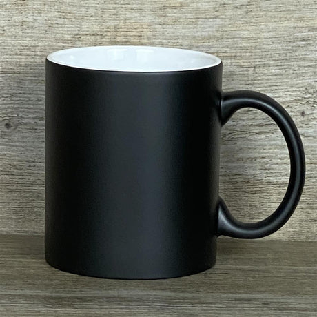 Die Keramik-Tasse „Ich bin Erzieherin“ verbindet Humor und persönliche Wertschätzung. Vorderseite mit liebevollem Lasergravurtext, Rückseite optional personalisiert mit Namen. Fassungsvermögen 350 ml, ca. Ø 8,2 × 9,6 cm, spülmaschinengeeignet. Schwarze Außenseite, farbige Innenseite (weiß, rot, orange, grün, pink oder gelb). Ein stilvolles und praktisches Geschenk für Erzieherinnen zum Abschied oder Geburtstag.

