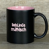 Diese personalisierte Keramik-Tasse „Lieblingsmensch“ ist ein liebevolles Geschenk für besondere Menschen. Schwarze Außenseite, farbige Innenseite (weiß, rot, orange, pink, grün oder gelb), 350 ml Fassungsvermögen, Maße ca. Ø 8,2 × 9,6 cm. Vorderseite mit Lasergravur „Lieblingsmensch“, optional mit Wunschnamen auf der Rückseite. Ideal für Geburtstage, Jubiläen, Valentinstag oder als kleine Aufmerksamkeit.
