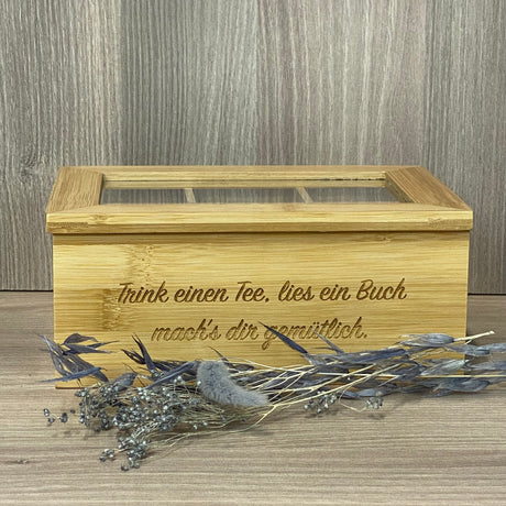 Die personalisierte Teebox aus Bambus ist auch ein schönes Geschenk für Kollegen, Mitarbeiter oder Teefans in der Familie. Mit 6 oder 8 Fächern, klappbarem Deckel und optionaler Wunschgravur bietet sie Stil und Individualität. Perfekt für Geburtstage, Ostern oder kleine Dankeschön-Geschenke. Hochwertig, funktional und persönlich – für aromatischen Teegenuss und eine kleine Auszeit zwischendurch.
