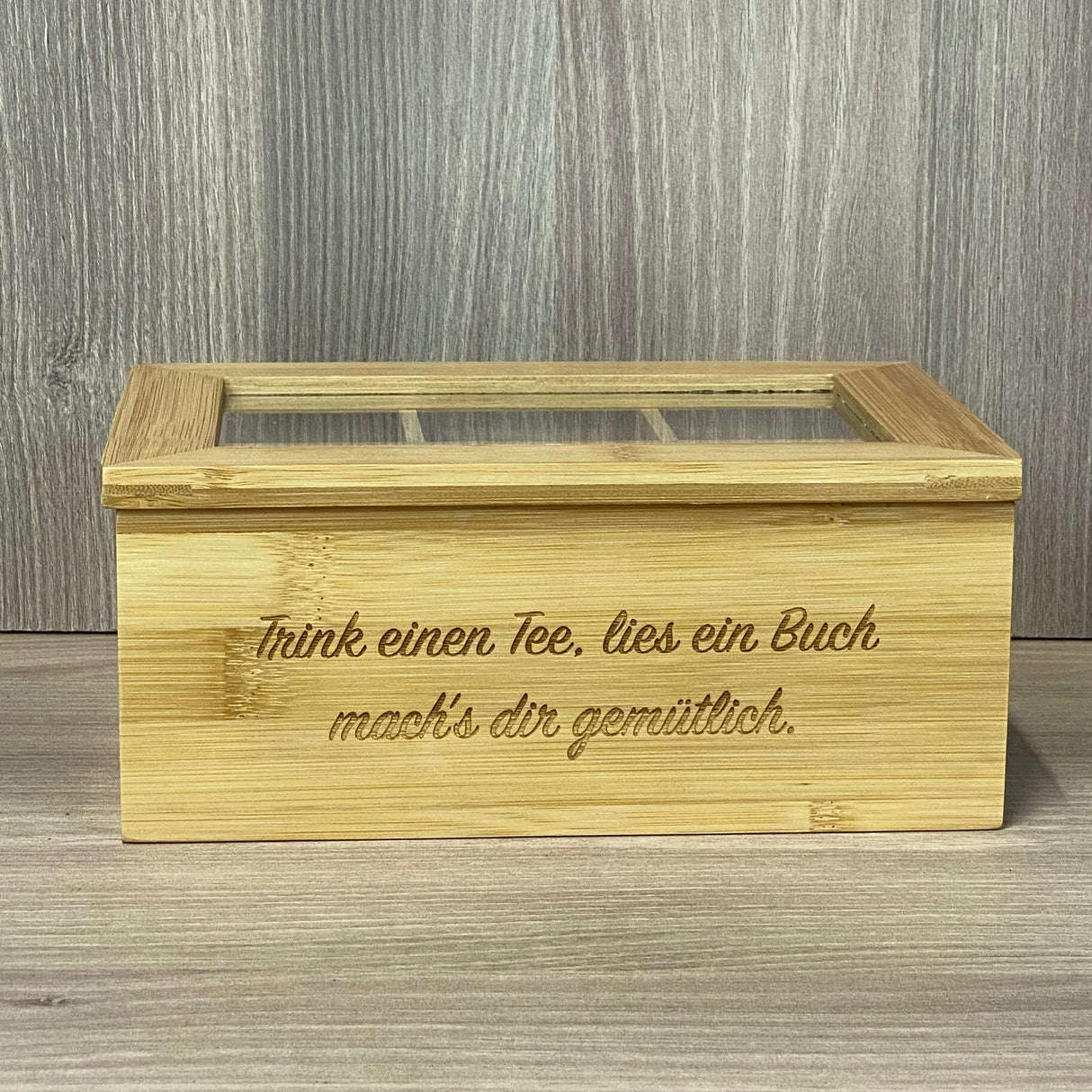 Die personalisierte Teebox aus Bambus ist auch ein schönes Geschenk für Kollegen, Mitarbeiter oder Teefans in der Familie. Mit 6 oder 8 Fächern, klappbarem Deckel und optionaler Wunschgravur bietet sie Stil und Individualität. Perfekt für Geburtstage, Ostern oder kleine Dankeschön-Geschenke. Hochwertig, funktional und persönlich – für aromatischen Teegenuss und eine kleine Auszeit zwischendurch.
