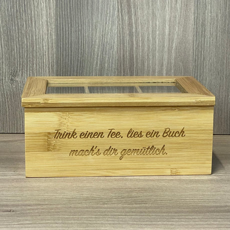 Die personalisierte Teebox aus Bambus ist auch ein schönes Geschenk für Kollegen, Mitarbeiter oder Teefans in der Familie. Mit 6 oder 8 Fächern, klappbarem Deckel und optionaler Wunschgravur bietet sie Stil und Individualität. Perfekt für Geburtstage, Ostern oder kleine Dankeschön-Geschenke. Hochwertig, funktional und persönlich – für aromatischen Teegenuss und eine kleine Auszeit zwischendurch.
