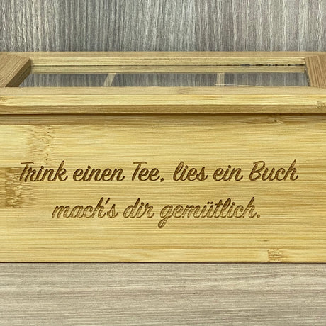 Die personalisierte Teebox aus Bambus ist auch ein schönes Geschenk für Kollegen, Mitarbeiter oder Teefans in der Familie. Mit 6 oder 8 Fächern, klappbarem Deckel und optionaler Wunschgravur bietet sie Stil und Individualität. Perfekt für Geburtstage, Ostern oder kleine Dankeschön-Geschenke. Hochwertig, funktional und persönlich – für aromatischen Teegenuss und eine kleine Auszeit zwischendurch.

