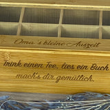 Die personalisierte Teebox aus Bambus ist auch ein schönes Geschenk für Kollegen, Mitarbeiter oder Teefans in der Familie. Mit 6 oder 8 Fächern, klappbarem Deckel und optionaler Wunschgravur bietet sie Stil und Individualität. Perfekt für Geburtstage, Ostern oder kleine Dankeschön-Geschenke. Hochwertig, funktional und persönlich – für aromatischen Teegenuss und eine kleine Auszeit zwischendurch.
