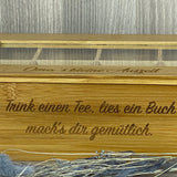 Die personalisierte Teebox aus Bambus ist auch ein schönes Geschenk für Kollegen, Mitarbeiter oder Teefans in der Familie. Mit 6 oder 8 Fächern, klappbarem Deckel und optionaler Wunschgravur bietet sie Stil und Individualität. Perfekt für Geburtstage, Ostern oder kleine Dankeschön-Geschenke. Hochwertig, funktional und persönlich – für aromatischen Teegenuss und eine kleine Auszeit zwischendurch.
