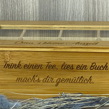 Die personalisierte Teebox aus Bambus ist auch ein schönes Geschenk für Kollegen, Mitarbeiter oder Teefans in der Familie. Mit 6 oder 8 Fächern, klappbarem Deckel und optionaler Wunschgravur bietet sie Stil und Individualität. Perfekt für Geburtstage, Ostern oder kleine Dankeschön-Geschenke. Hochwertig, funktional und persönlich – für aromatischen Teegenuss und eine kleine Auszeit zwischendurch.
