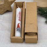 Diese elegante Stabkerze „Frohe Weihnachten“ in Weiß ist das perfekte Geschenk für Familie, Freunde oder Kollegen – ideal als kleines Mitbringsel, Adventsgruß oder Weihnachtsüberraschung. Mit festlichem Motiv wie Rentier, Schneemann oder Weihnachtswichtel sorgt sie für weihnachtliche Stimmung. Optional in Geschenkverpackung oder mit Kerzenteller erhältlich. Ein liebevolles Präsent, das Wärme und Freude verbreitet. Stilvoll, dekorativ und festlich zugleich.
