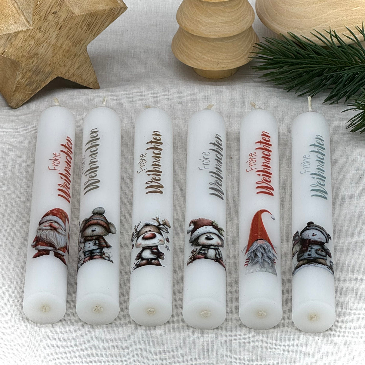 Diese elegante Stabkerze „Frohe Weihnachten“ in Weiß ist das perfekte Geschenk für Familie, Freunde oder Kollegen – ideal als kleines Mitbringsel, Adventsgruß oder Weihnachtsüberraschung. Mit festlichem Motiv wie Rentier, Schneemann oder Weihnachtswichtel sorgt sie für weihnachtliche Stimmung. Optional in Geschenkverpackung oder mit Kerzenteller erhältlich. Ein liebevolles Präsent, das Wärme und Freude verbreitet. Stilvoll, dekorativ und festlich zugleich.
