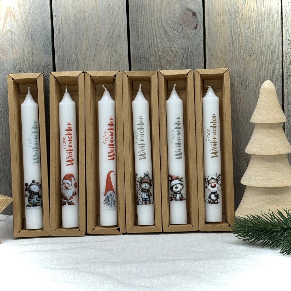 Dieses weihnachtliche Stabkerzen-Set eignet sich auch hervorragend als Firmen- oder Kundengeschenk – ideal für Mitarbeiter, Geschäftspartner oder Kunden. Mit sechs verschiedenen Motiven und Schriftzug „Frohe Weihnachten“ verbreitet die Kerze festliche Stimmung. Geschenkverpackung und optionaler Holzkerzenteller sorgen für ein stilvolles Präsent. Elegant, hochwertig und persönlich. Ein kleines, festliches Dankeschön, das Freude bereitet.
