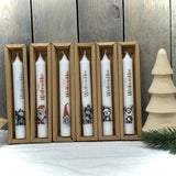 Dieses weihnachtliche Stabkerzen-Set eignet sich auch hervorragend als Firmen- oder Kundengeschenk – ideal für Mitarbeiter, Geschäftspartner oder Kunden. Mit sechs verschiedenen Motiven und Schriftzug „Frohe Weihnachten“ verbreitet die Kerze festliche Stimmung. Geschenkverpackung und optionaler Holzkerzenteller sorgen für ein stilvolles Präsent. Elegant, hochwertig und persönlich. Ein kleines, festliches Dankeschön, das Freude bereitet.
