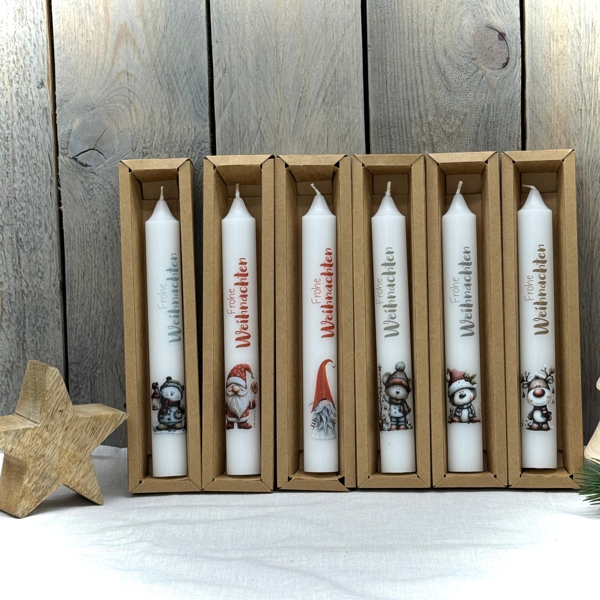 Dieses weihnachtliche Stabkerzen-Set eignet sich auch hervorragend als Firmen- oder Kundengeschenk – ideal für Mitarbeiter, Geschäftspartner oder Kunden. Mit sechs verschiedenen Motiven und Schriftzug „Frohe Weihnachten“ verbreitet die Kerze festliche Stimmung. Geschenkverpackung und optionaler Holzkerzenteller sorgen für ein stilvolles Präsent. Elegant, hochwertig und persönlich. Ein kleines, festliches Dankeschön, das Freude bereitet.
