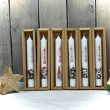 Dieses weihnachtliche Stabkerzen-Set eignet sich auch hervorragend als Firmen- oder Kundengeschenk – ideal für Mitarbeiter, Geschäftspartner oder Kunden. Mit sechs verschiedenen Motiven und Schriftzug „Frohe Weihnachten“ verbreitet die Kerze festliche Stimmung. Geschenkverpackung und optionaler Holzkerzenteller sorgen für ein stilvolles Präsent. Elegant, hochwertig und persönlich. Ein kleines, festliches Dankeschön, das Freude bereitet.
