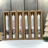 Diese elegante Stabkerze „Frohe Weihnachten“ in Weiß ist das perfekte Geschenk für Familie, Freunde oder Kollegen – ideal als kleines Mitbringsel, Adventsgruß oder Weihnachtsüberraschung. Mit festlichem Motiv wie Rentier, Schneemann oder Weihnachtswichtel sorgt sie für weihnachtliche Stimmung. Optional in Geschenkverpackung oder mit Kerzenteller erhältlich. Ein liebevolles Präsent, das Wärme und Freude verbreitet. Stilvoll, dekorativ und festlich zugleich.
