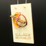 Weihnachtskarte „Reserved for Santa“ aus 4 mm Pappelholz mit dekorativer Weihnachtsmütze.  
Lustige und charmante Holzkarte, Größe ca. 16 × 11 cm, mit Band zum Aufhängen.  
Perfekt für Humor und Weihnachtsmagie – als Geschenk, Grußkarte oder festliche Deko.  
Lieferung in einer Geschenkverpackung mit Aufdruck „Ein zauberhaftes Weihnachtsfest“.  
Personalisierbar – ein einzigartiges Weihnachtspräsent für Freunde und Familie.
