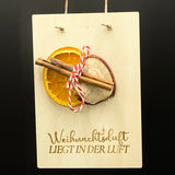 Weihnachtskarte „Reserved for Santa“ aus 4 mm Pappelholz mit dekorativer Weihnachtsmütze.  
Lustige und charmante Holzkarte, Größe ca. 16 × 11 cm, mit Band zum Aufhängen.  
Perfekt für Humor und Weihnachtsmagie – als Geschenk, Grußkarte oder festliche Deko.  
Lieferung in einer Geschenkverpackung mit Aufdruck „Ein zauberhaftes Weihnachtsfest“.  
Personalisierbar – ein einzigartiges Weihnachtspräsent für Freunde und Familie.
