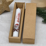Diese elegante Stabkerze „Frohe Weihnachten“ in Weiß ist das perfekte Geschenk für Familie, Freunde oder Kollegen – ideal als kleines Mitbringsel, Adventsgruß oder Weihnachtsüberraschung. Mit festlichem Motiv wie Rentier, Schneemann oder Weihnachtswichtel sorgt sie für weihnachtliche Stimmung. Optional in Geschenkverpackung oder mit Kerzenteller erhältlich. Ein liebevolles Präsent, das Wärme und Freude verbreitet. Stilvoll, dekorativ und festlich zugleich.
