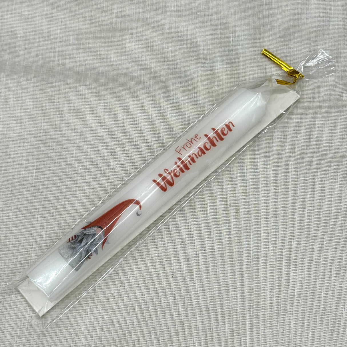 Diese elegante Stabkerze „Frohe Weihnachten“ in Weiß ist das perfekte Geschenk für Familie, Freunde oder Kollegen – ideal als kleines Mitbringsel, Adventsgruß oder Weihnachtsüberraschung. Mit festlichem Motiv wie Rentier, Schneemann oder Weihnachtswichtel sorgt sie für weihnachtliche Stimmung. Optional in Geschenkverpackung oder mit Kerzenteller erhältlich. Ein liebevolles Präsent, das Wärme und Freude verbreitet. Stilvoll, dekorativ und festlich zugleich.
