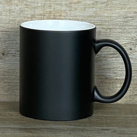Die Keramik-Tasse „Lieblingsmensch“ vereint Stil und Persönlichkeit. Schwarze Außenseite, farbige Innenseite, 350 ml Volumen, ca. Ø 8,2 × 9,6 cm, handlich und spülmaschinengeeignet. Vorderseite mit Gravur „Lieblingsmensch“, Rückseite optional mit Namen personalisierbar. Ein besonderes Geschenk für Geburtstage, Jubiläen, Valentinstag oder einfach als liebevolle Geste für Freunde und Familie.

