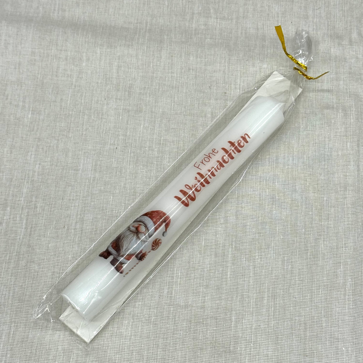 Diese elegante Stabkerze „Frohe Weihnachten“ in Weiß ist das perfekte Geschenk für Familie, Freunde oder Kollegen – ideal als kleines Mitbringsel, Adventsgruß oder Weihnachtsüberraschung. Mit festlichem Motiv wie Rentier, Schneemann oder Weihnachtswichtel sorgt sie für weihnachtliche Stimmung. Optional in Geschenkverpackung oder mit Kerzenteller erhältlich. Ein liebevolles Präsent, das Wärme und Freude verbreitet. Stilvoll, dekorativ und festlich zugleich.
