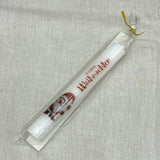 Diese elegante Stabkerze „Frohe Weihnachten“ in Weiß ist das perfekte Geschenk für Familie, Freunde oder Kollegen – ideal als kleines Mitbringsel, Adventsgruß oder Weihnachtsüberraschung. Mit festlichem Motiv wie Rentier, Schneemann oder Weihnachtswichtel sorgt sie für weihnachtliche Stimmung. Optional in Geschenkverpackung oder mit Kerzenteller erhältlich. Ein liebevolles Präsent, das Wärme und Freude verbreitet. Stilvoll, dekorativ und festlich zugleich.
