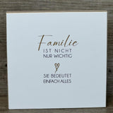 Wooden Block - Familie ist nicht nur wichtig mit Goldprägung