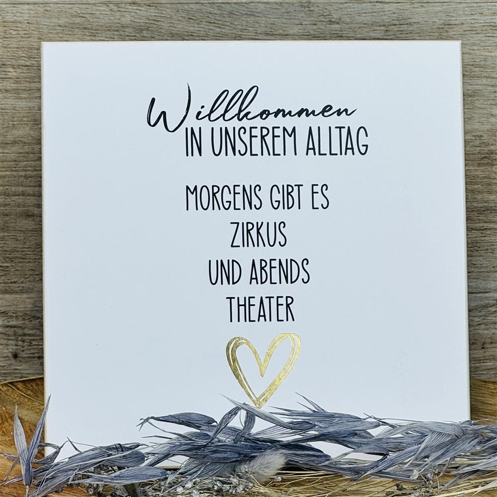 Ein Wooden Block „Willkommen in unserem Alltag“ mit Goldprägung – das perfekte Geschenk zum Umzug oder Einzug für Familie, z. B. für Eltern oder Großeltern. Der humorvolle Spruch „Morgens Zirkus, abends Theater“ fängt den Alltag auf charmante Weise ein. Handgefertigt aus Naturholz, jedes Stück ein Unikat. Ein dekoratives, persönliches Geschenk voller Herz und Stil.
