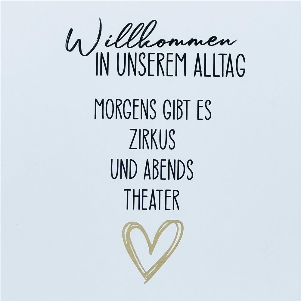 Ein Wooden Block „Willkommen in unserem Alltag“ mit Goldprägung – das perfekte Geschenk zum Umzug oder Einzug für Familie, z. B. für Eltern oder Großeltern. Der humorvolle Spruch „Morgens Zirkus, abends Theater“ fängt den Alltag auf charmante Weise ein. Handgefertigt aus Naturholz, jedes Stück ein Unikat. Ein dekoratives, persönliches Geschenk voller Herz und Stil.
