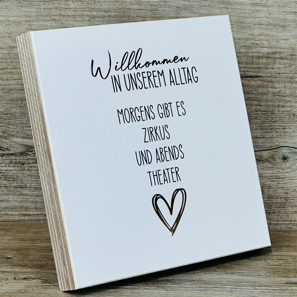 Dieser Wooden Block „Willkommen in unserem Alltag“ mit Goldprägung ist ein liebevolles Geschenk für Freunde oder Lieblingsmenschen, die gerade ein neues Zuhause beziehen. Der Text sorgt für ein Lächeln und vermittelt Wärme und Humor. Handgefertigt aus Naturholz, einzigartig und dekorativ. Perfekt als Einzugs-, Einweihungs- oder Mitbringsel-Geschenk. Ein stilvolles Unikat voller Charme.
