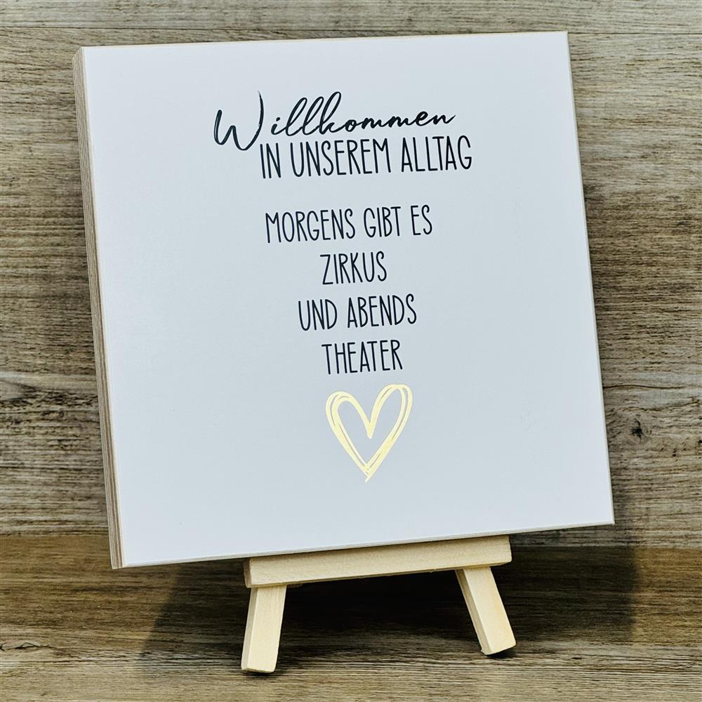 Dieser Wooden Block „Willkommen in unserem Alltag“ mit Goldprägung ist ein liebevolles Geschenk für Freunde oder Lieblingsmenschen, die gerade ein neues Zuhause beziehen. Der Text sorgt für ein Lächeln und vermittelt Wärme und Humor. Handgefertigt aus Naturholz, einzigartig und dekorativ. Perfekt als Einzugs-, Einweihungs- oder Mitbringsel-Geschenk. Ein stilvolles Unikat voller Charme.
