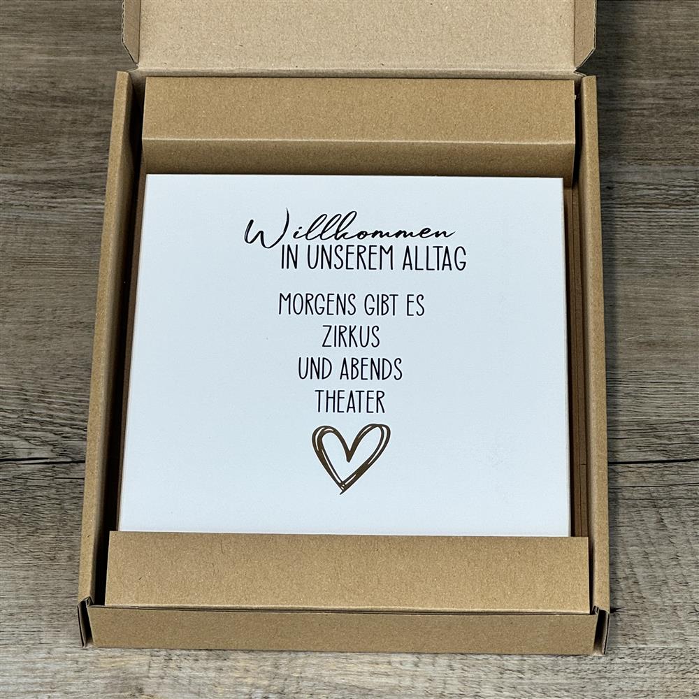 Der Wooden Block „Willkommen in unserem Alltag“ eignet sich auch als originelles Geschenk für Kollegen, Bekannte oder Nachbarn zum Einzug. Mit Goldprägung wirkt er besonders edel und symbolträchtig. Handgefertigt aus Naturholz, jedes Stück ein Unikat. Ideal als dekoratives Highlight im neuen Zuhause. Ein hochwertiges, persönliches Präsent voller Freude und Humor.
